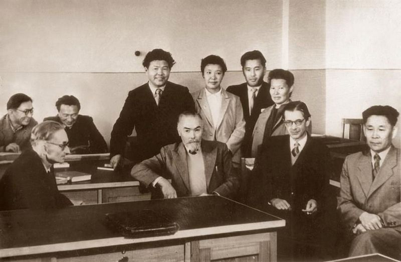 Юрий Николаевич Рерих с бурятскими учеными. Улан-Удэ. Сентябрь 1959.jpg